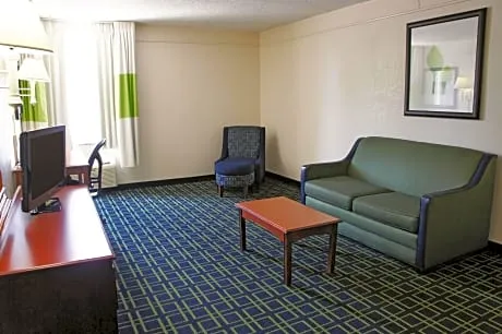 La Quinta Inn & Suites by Wyndham Tulsa Central hotel detail image 6