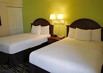 La Quinta Inn & Suites by Wyndham Tulsa Central hotel thumbnail 8