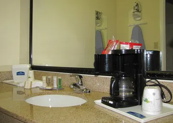 Howard Johnson by Wyndham Tallahassee hotel thumbnail 5