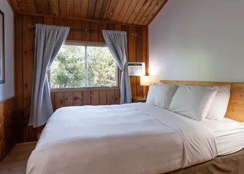 Cedar Motel hotel thumbnail 6
