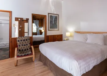 Cedar Motel hotel thumbnail 8
