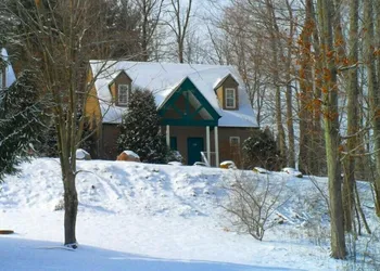 Spruce Hill Inn and Cottages hotel thumbnail 2