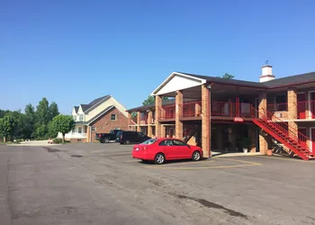 Americas Inn hotel thumbnail 2