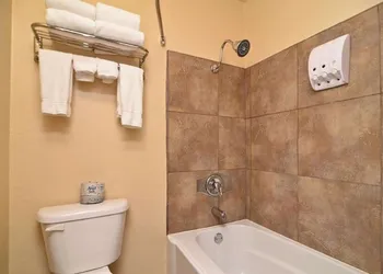 Surestay Hotel By Best Western Zapata hotel thumbnail 7