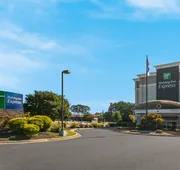 Holiday Inn Express Hampton - Coliseum Central by IHG hotel detail image 3