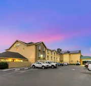 Comfort Inn & Suites Redwood Country hotel detail image 3