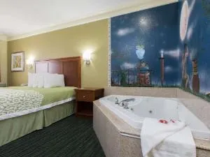 Days Inn & Suites by Wyndham Big Spring hotel thumbnail 2