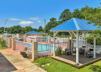 Gray Inn and Suites hotel thumbnail 4