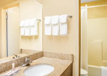 Days Inn by Wyndham Tallulah hotel thumbnail 3