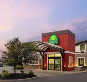 La Quinta Inn by Wyndham Buffalo Airport hotel detail image 5