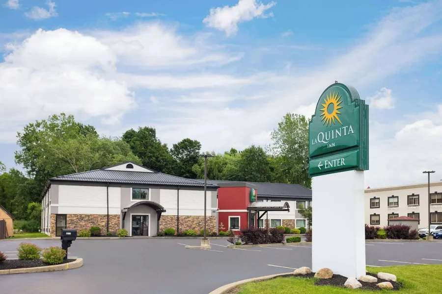 La Quinta Inn by Wyndham Buffalo Airport hotel detail image 6