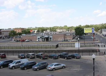 Gladstone Inn & Suites hotel thumbnail 2