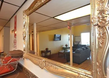 Econo Inn and Suites hotel thumbnail 4