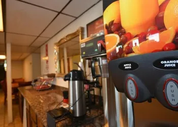Econo Inn and Suites hotel thumbnail 5