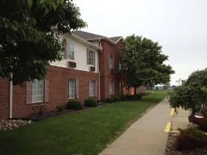 Country Hearth Inn & Suites Willard hotel thumbnail 5