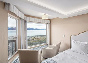 Land's End Resort hotel thumbnail 4