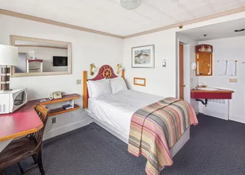 Land's End Resort hotel thumbnail 5