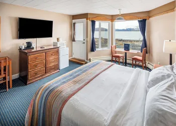Land's End Resort hotel thumbnail 8