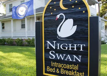 Night Swan Intracoastal B&B hotel thumbnail 2