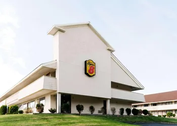 Super 8 by Wyndham Strongsville/Cleveland hotel thumbnail 2