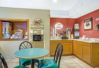 Super 8 by Wyndham Glencoe hotel thumbnail 5
