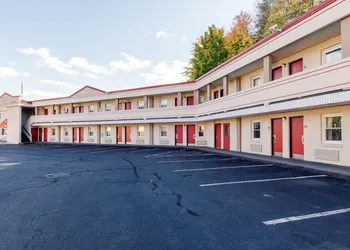 West Springfield Hwy 5 hotel thumbnail 3