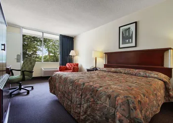 Super 8 by Wyndham Dover hotel thumbnail 4
