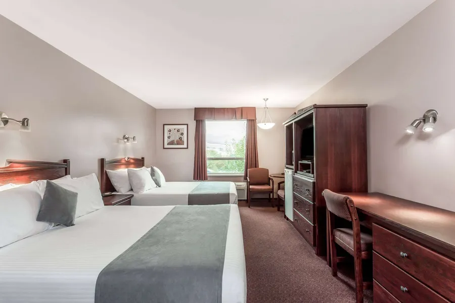 Super 8 by Wyndham Lake Country/Winfield Area hotel detail image 6