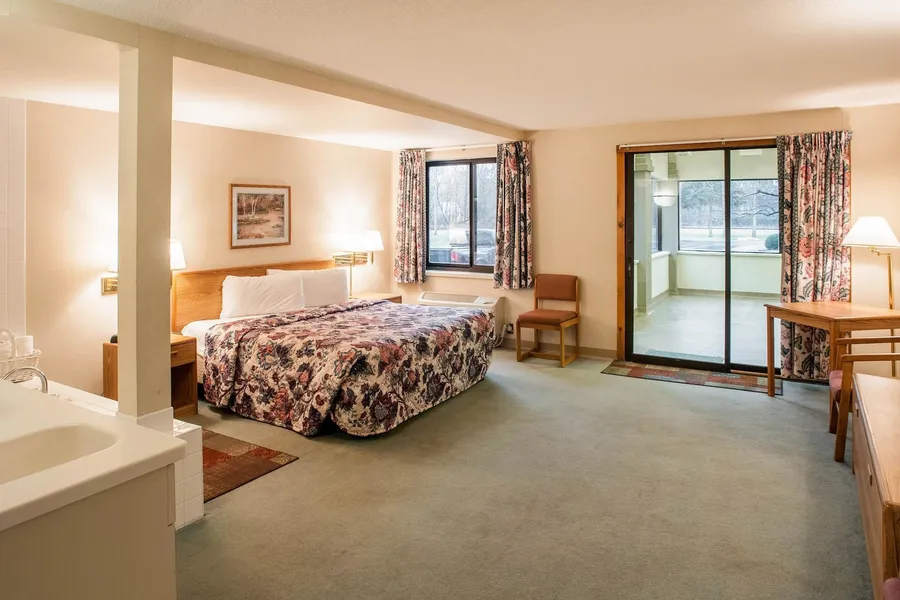 Econo Lodge Inn & Suites Oconto hotel detail image 6