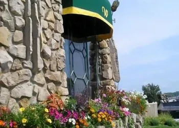 Weathervane Terrace Inn and Suites hotel thumbnail 2