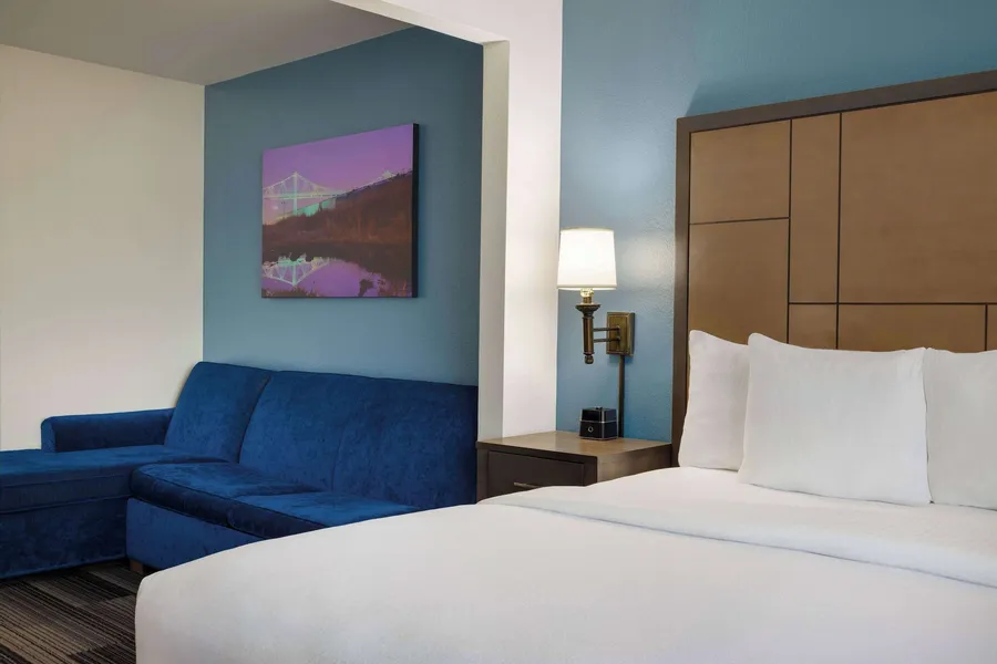 La Quinta Inn & Suites by Wyndham Springfield Airport/Rte 66 hotel detail image 6