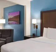 La Quinta Inn & Suites by Wyndham Springfield Airport/Rte 66 hotel detail image 7