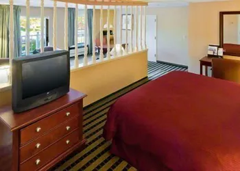 Clarion Hotel Palmer Inn hotel thumbnail 3
