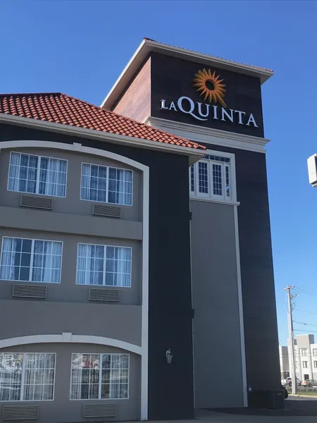 La Quinta Inn & Suites by Wyndham Bowling Green hotel detail image 2