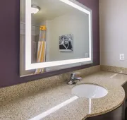 La Quinta Inn & Suites by Wyndham Bowling Green hotel detail image 3