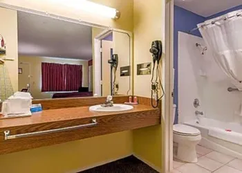 Econo Lodge hotel thumbnail 2