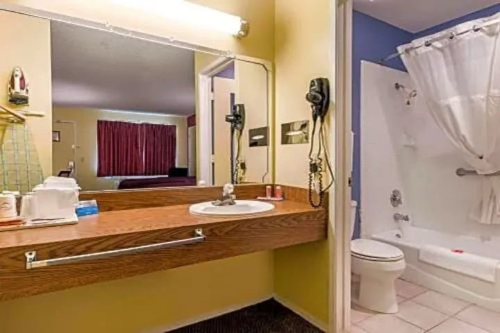 Econo Lodge hotel detail image 2