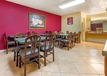 Econo Lodge hotel thumbnail 8