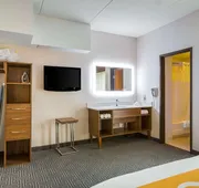 Quality Suites Lansing West hotel detail image 7