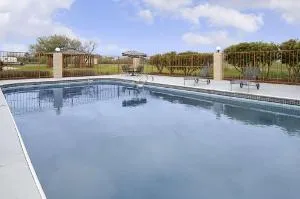 Super 8 by Wyndham Rayville hotel thumbnail 2