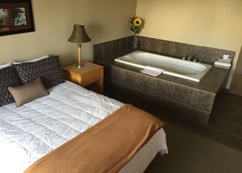 Candlelight Inn hotel thumbnail 6