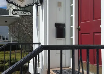 The White House Inn hotel thumbnail 2