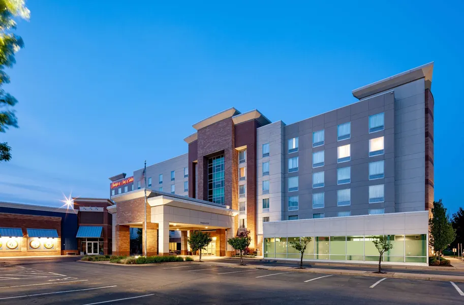 Hampton Inn & Suites St. Louis at Forest Park hotel detail image 2