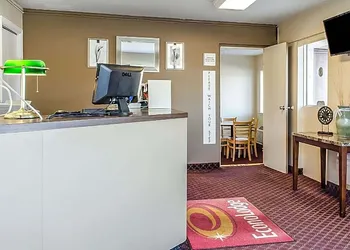 Econo Lodge Northeast hotel thumbnail 3