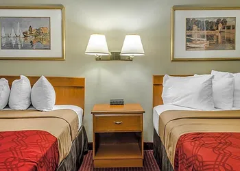 Econo Lodge Northeast hotel thumbnail 4