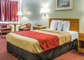 Econo Lodge Northeast hotel thumbnail 6