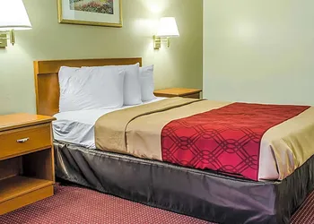 Econo Lodge Northeast hotel thumbnail 7