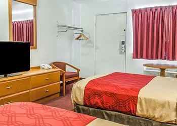 Econo Lodge Northeast hotel thumbnail 8