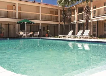 Econo Lodge hotel thumbnail 6
