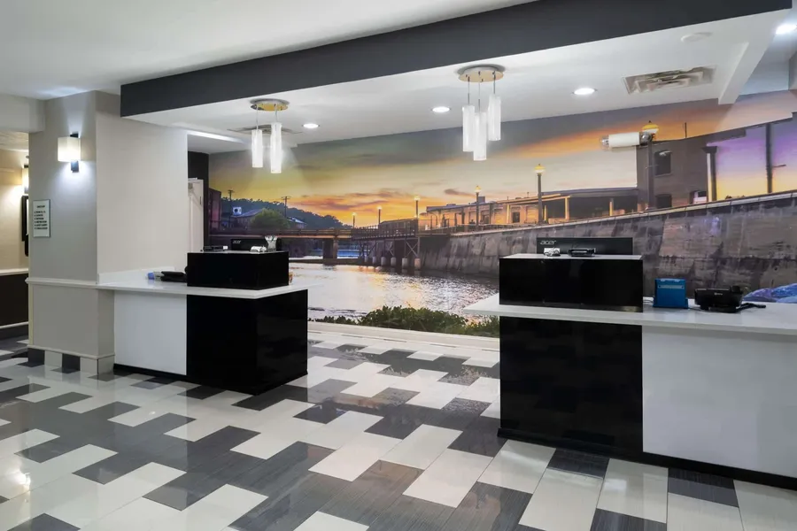 La Quinta Inn & Suites by Wyndham Prattville hotel detail image 6